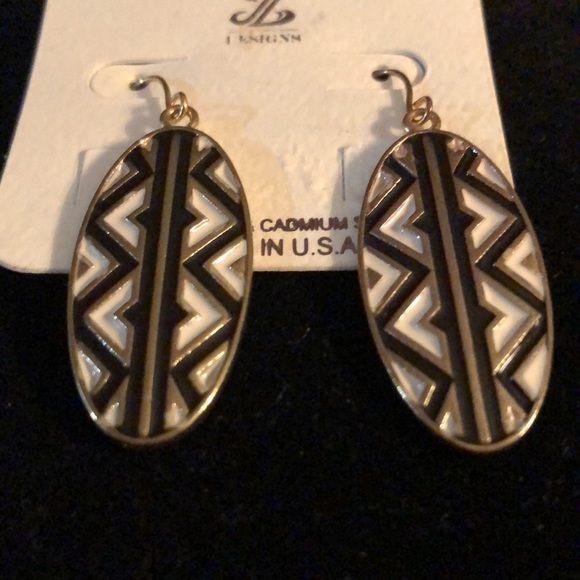 Z Chevron earrings with black white and gold colors - Picture 4 of 4